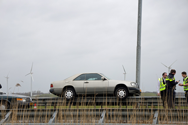Auto vliegt van autotransporter af en belandt op de vangrail op de A59 (Maasroute) Waalwijk