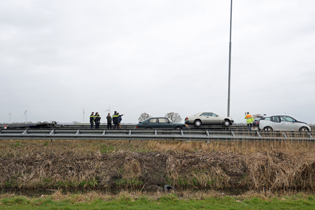 Auto vliegt van autotransporter af en belandt op de vangrail op de A59 (Maasroute) Waalwijk