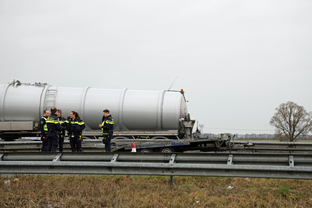 Auto vliegt van autotransporter af en belandt op de vangrail op de A59 (Maasroute) Waalwijk
