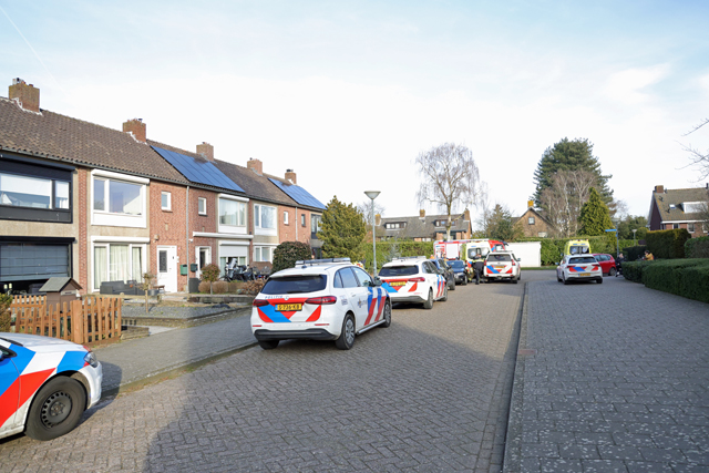Hulpdiensten rukken uit voor reanimatie aan de Alberdingk Thijmstraat Waalwijk