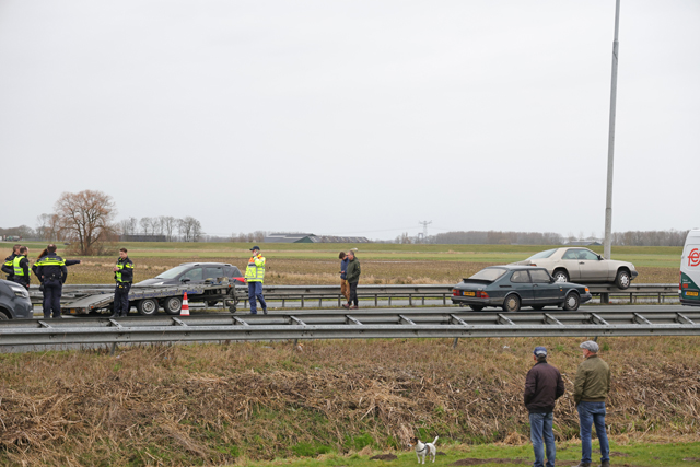 Auto vliegt van autotransporter af en belandt op de vangrail op de A59 (Maasroute) Waalwijk