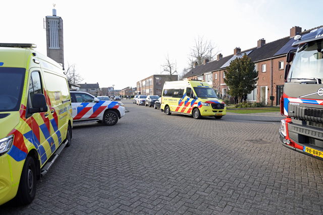 Hulpdiensten rukken uit voor reanimatie aan de Alberdingk Thijmstraat Waalwijk