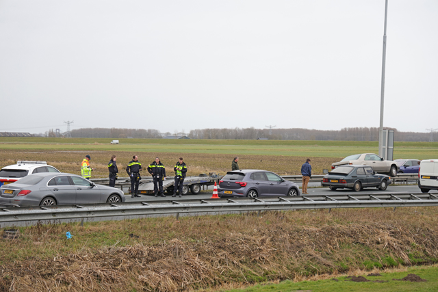 Auto vliegt van autotransporter af en belandt op de vangrail op de A59 (Maasroute) Waalwijk