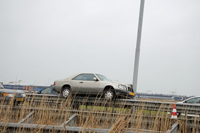 Auto vliegt van autotransporter af en belandt op de vangrail op de A59 (Maasroute) Waalwijk