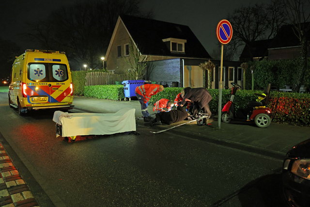 Vrouw op scootmobiel raakt gewond na aanrijding aan de Mozartlaan Waalwijk
