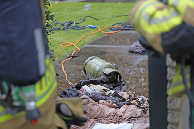 Gasfles staat in brand aan de Paulus Potterstraat Waalwijk