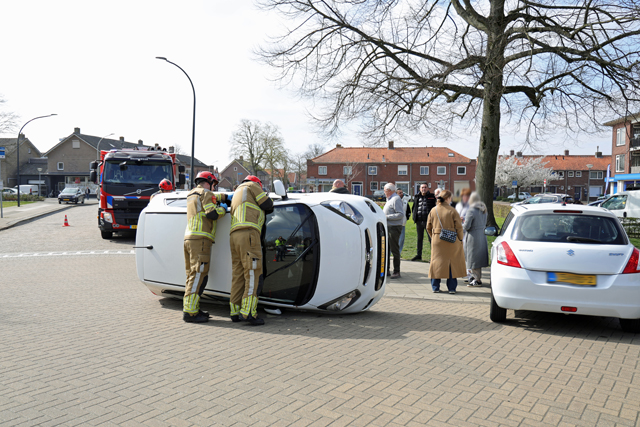 Auto botst tegen paaltje en komt op zijn kant terecht aan de Mgr. Zwijsenstraat Waalwijk