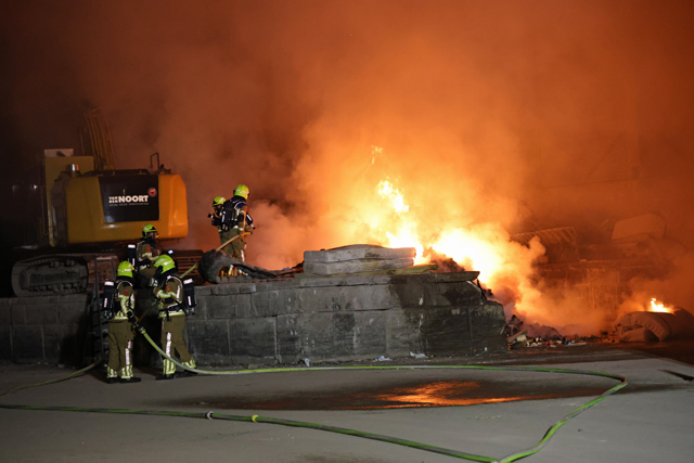 Felle brand in loods aan de Industrieweg Waalwijk
