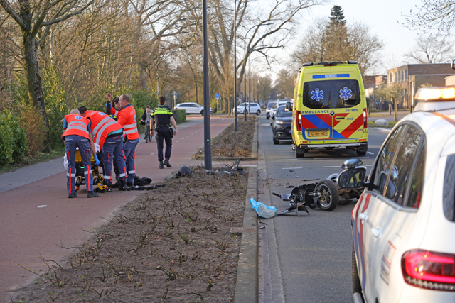 Hulpdiensten rukken uit voor ongeval met motorscooter op de Reigerbosweg Waalwijk