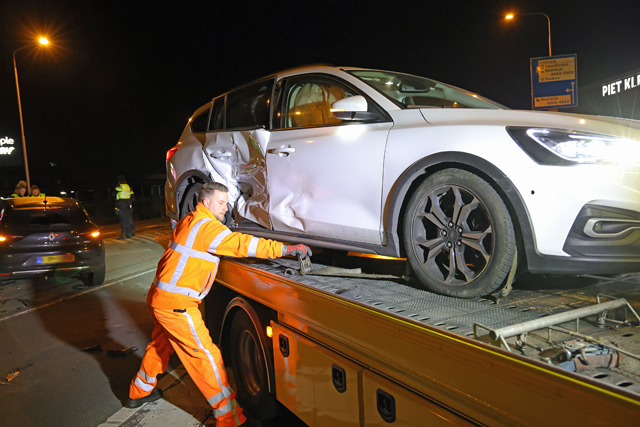 Twee auto’s botsen op elkaar aan de Prof. Kamerlingh Onnesweg Waalwijk