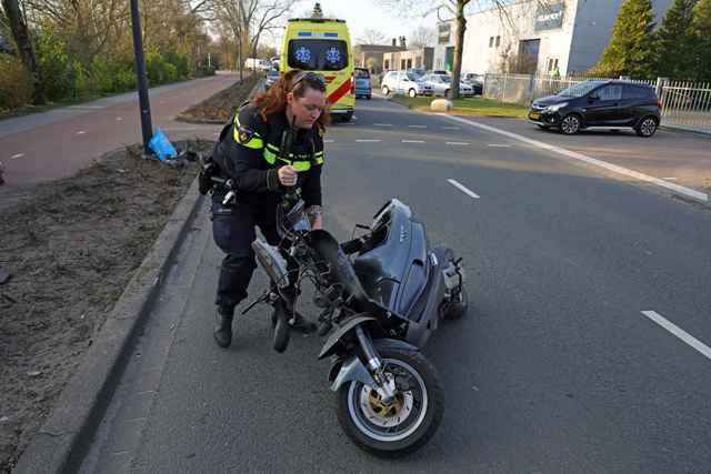 Hulpdiensten rukken uit voor ongeval met motorscooter op de Reigerbosweg Waalwijk