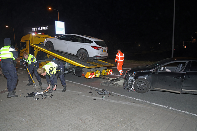 Twee auto’s botsen op elkaar aan de Prof. Kamerlingh Onnesweg Waalwijk