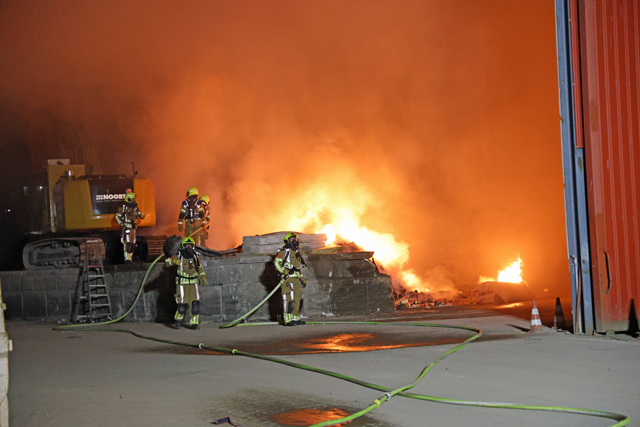 Felle brand in loods aan de Industrieweg Waalwijk