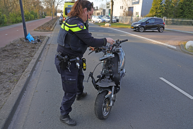 Hulpdiensten rukken uit voor ongeval met motorscooter op de Reigerbosweg Waalwijk