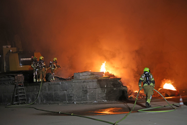 Felle brand in loods aan de Industrieweg Waalwijk