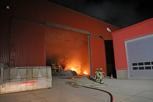 Felle brand in loods aan de Industrieweg Waalwijk
