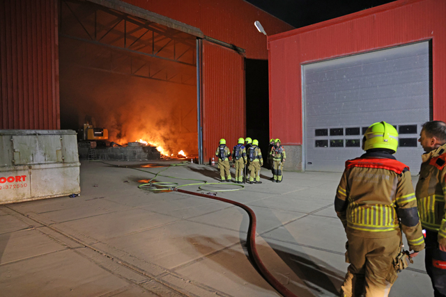 Felle brand in loods aan de Industrieweg Waalwijk