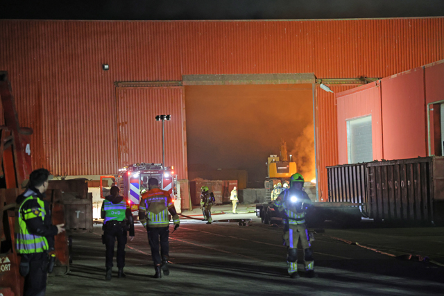 Felle brand in loods aan de Industrieweg Waalwijk