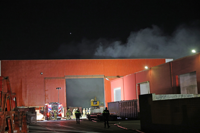 Felle brand in loods aan de Industrieweg Waalwijk