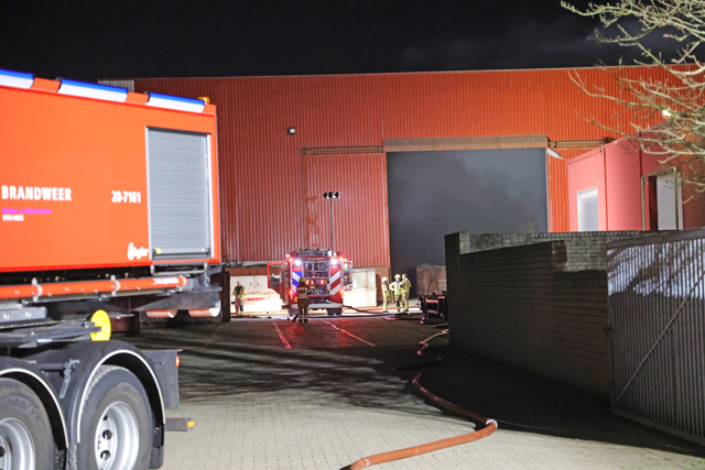 Felle brand in loods aan de Industrieweg Waalwijk