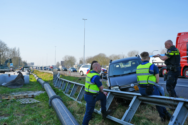 Auto krijgt klapband en komt tegen vangrail tot stilstand op de A59 (Maasroute) Waalwijk