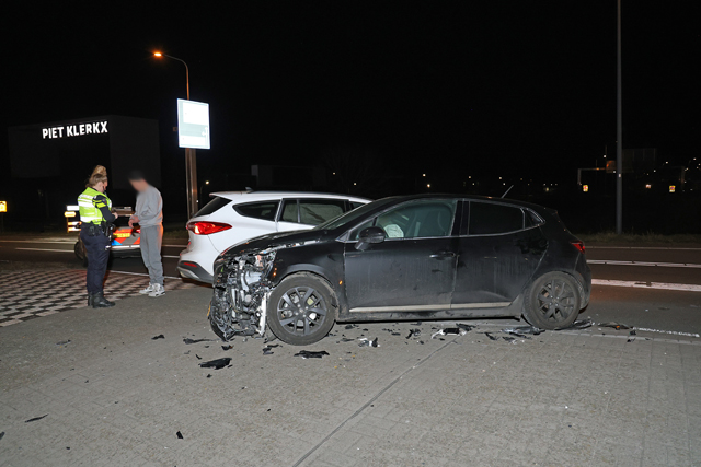 Twee auto’s botsen op elkaar aan de Prof. Kamerlingh Onnesweg Waalwijk