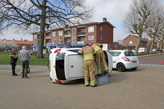 Auto botst tegen paaltje en komt op zijn kant terecht aan de Mgr. Zwijsenstraat Waalwijk