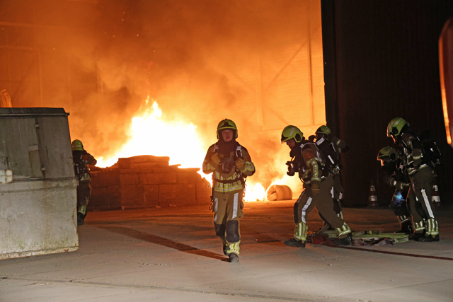 Felle brand in loods aan de Industrieweg Waalwijk
