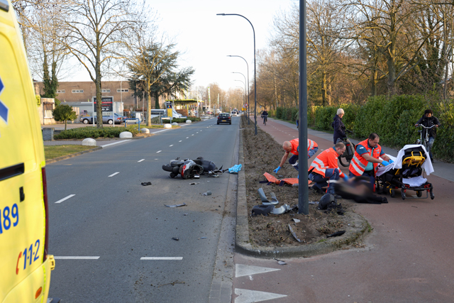 Hulpdiensten rukken uit voor ongeval met motorscooter op de Reigerbosweg Waalwijk