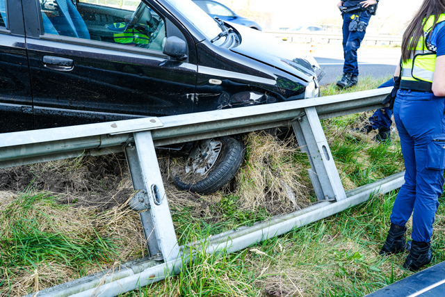 Auto krijgt klapband en komt tegen vangrail tot stilstand op de A59 (Maasroute) Waalwijk