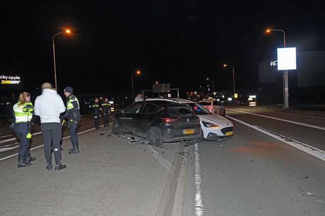 Twee auto’s botsen op elkaar aan de Prof. Kamerlingh Onnesweg Waalwijk