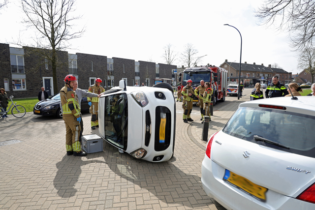 Auto botst tegen paaltje en komt op zijn kant terecht aan de Mgr. Zwijsenstraat Waalwijk