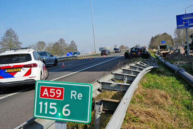 Auto krijgt klapband en komt tegen vangrail tot stilstand op de A59 (Maasroute) Waalwijk