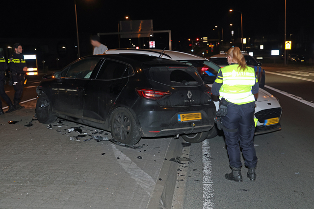 Twee auto’s botsen op elkaar aan de Prof. Kamerlingh Onnesweg Waalwijk