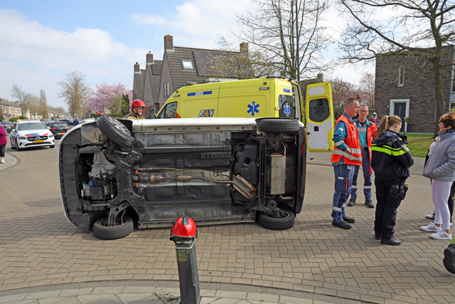 Auto botst tegen paaltje en komt op zijn kant terecht aan de Mgr. Zwijsenstraat Waalwijk