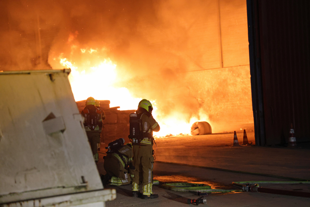 Felle brand in loods aan de Industrieweg Waalwijk