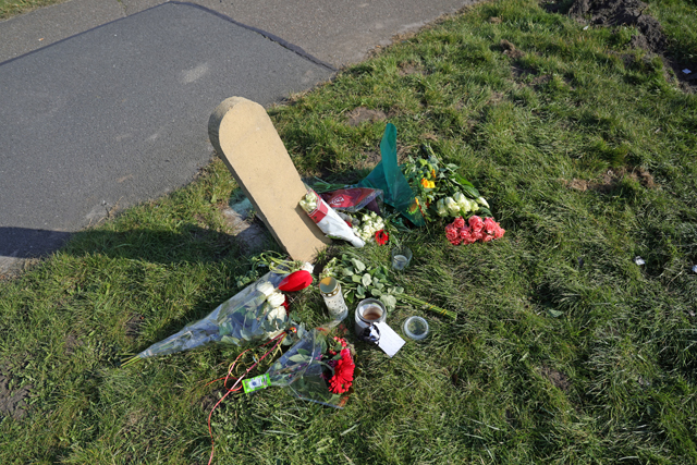 Bloemen op plek waar man (25) overleed na ongeluk aan de Biesbosweg Waalwijk