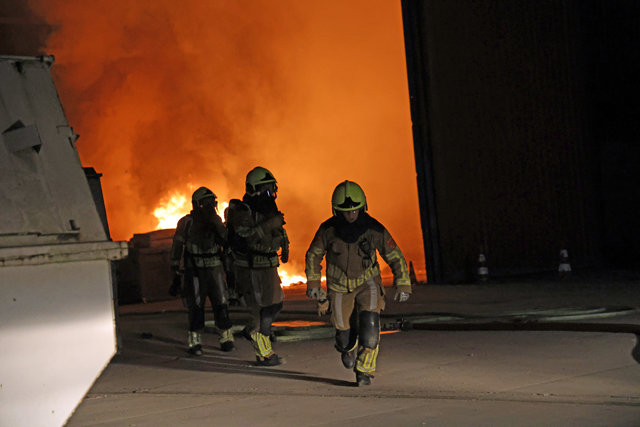 Felle brand in loods aan de Industrieweg Waalwijk