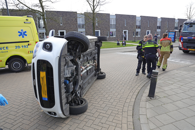 Auto botst tegen paaltje en komt op zijn kant terecht aan de Mgr. Zwijsenstraat Waalwijk