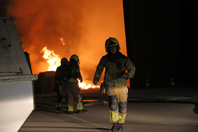Felle brand in loods aan de Industrieweg Waalwijk