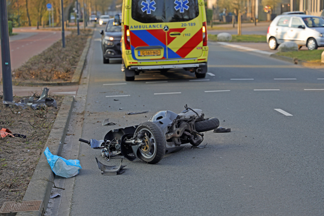 Hulpdiensten rukken uit voor ongeval met motorscooter op de Reigerbosweg Waalwijk