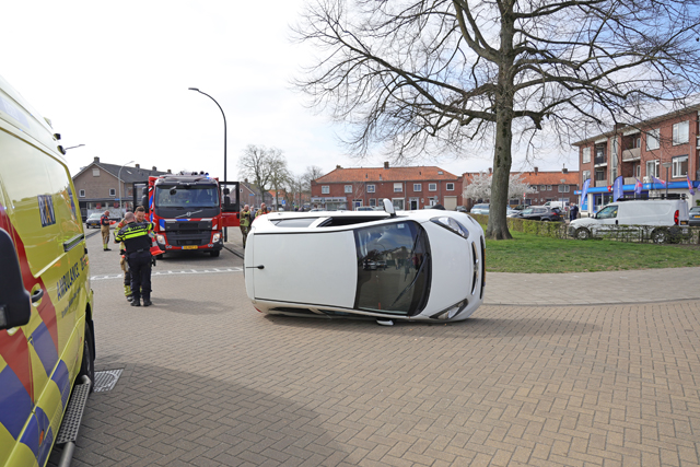 Auto botst tegen paaltje en komt op zijn kant terecht aan de Mgr. Zwijsenstraat Waalwijk