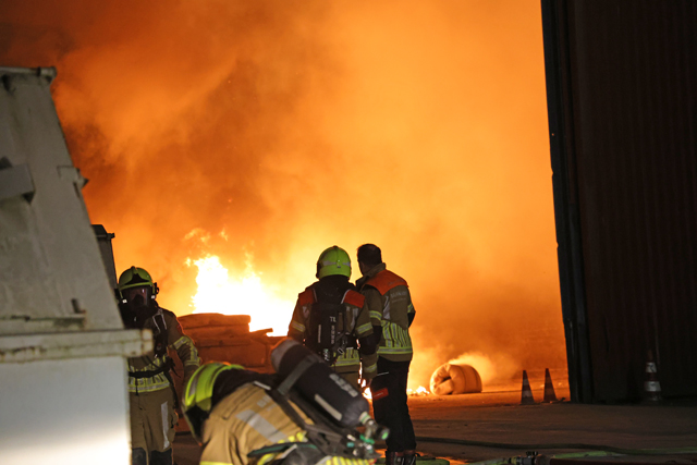 Felle brand in loods aan de Industrieweg Waalwijk