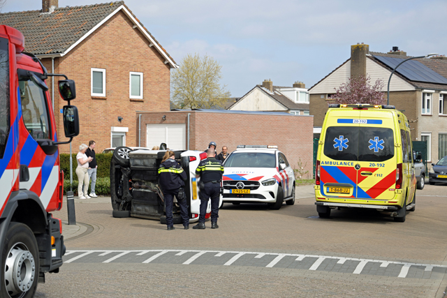 Auto botst tegen paaltje en komt op zijn kant terecht aan de Mgr. Zwijsenstraat Waalwijk