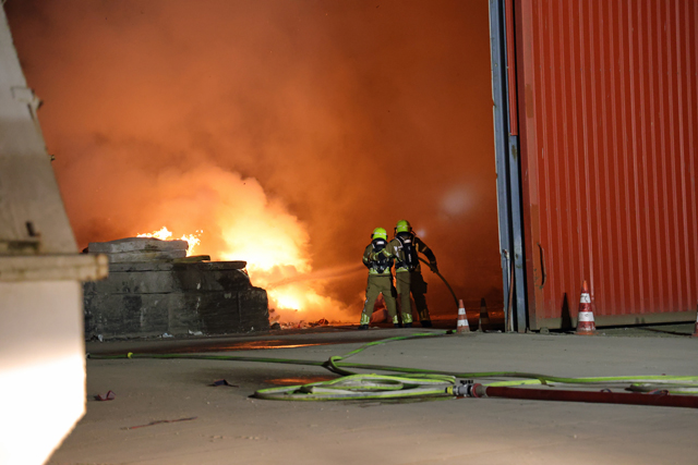 Felle brand in loods aan de Industrieweg Waalwijk
