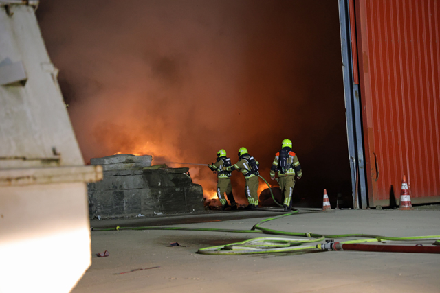 Felle brand in loods aan de Industrieweg Waalwijk