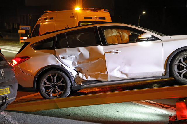 Twee auto’s botsen op elkaar aan de Prof. Kamerlingh Onnesweg Waalwijk