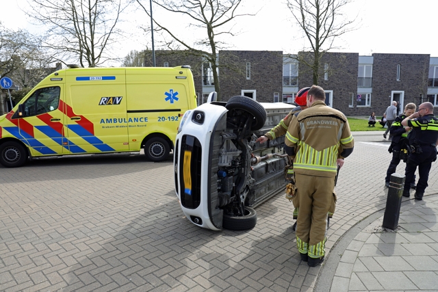 Auto botst tegen paaltje en komt op zijn kant terecht aan de Mgr. Zwijsenstraat Waalwijk