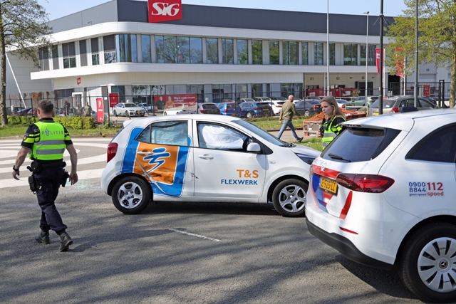 Twee auto’s botsen op elkaar op kruising aan de Industrieweg Waalwijk
