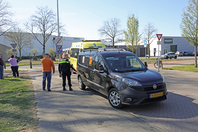 Automobilist botst tegen fietser aan de Cesar Francklaan Waalwijk